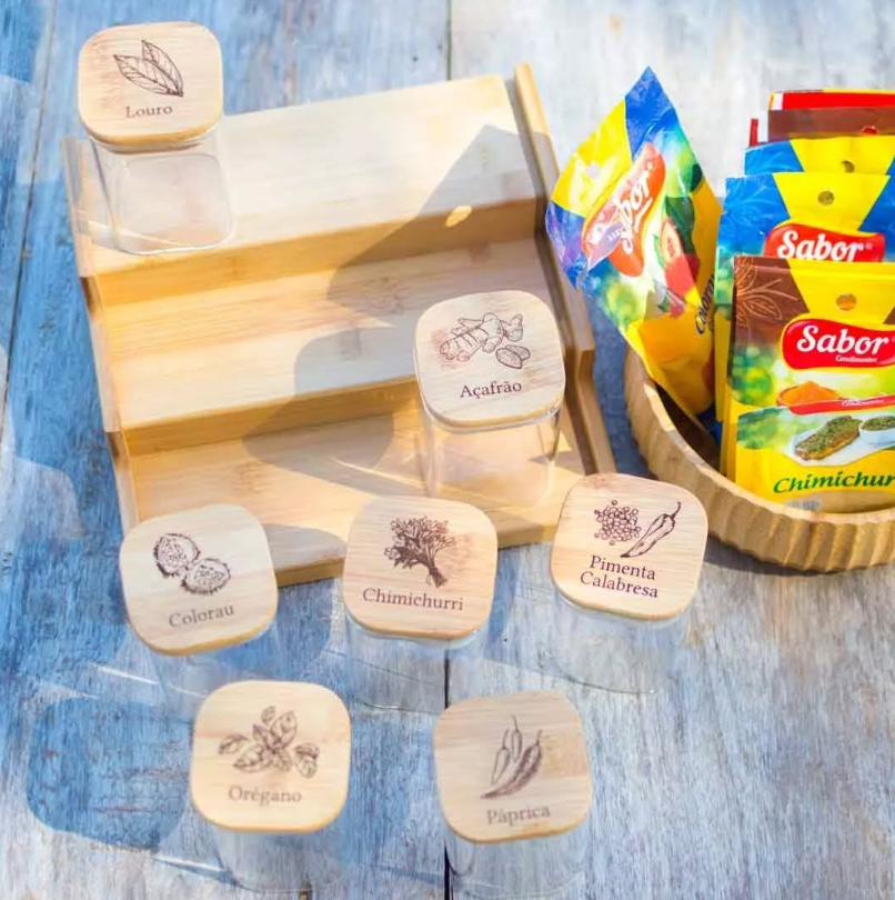 Organiza Gourmet™: Kit 15 Potes de Vidro de 200ml para Temperos (Bandeja Organizadora) (15 Colheres) | FRETE GRÁTIS HOJE!