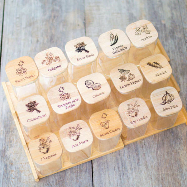 OrganizaGourmet™: Kit 15 Potes de Vidro de 200ml para Temperos (Bandeja Organizadora) (15 Colheres) | FRETE GRÁTIS HOJE!