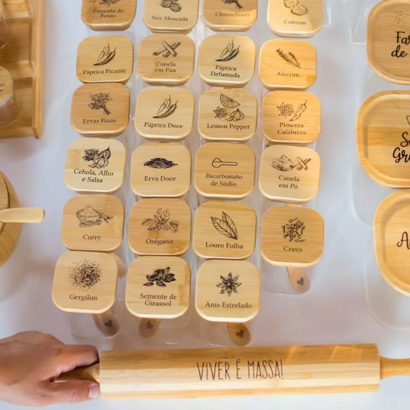 OrganizaGourmet™: Kit 15 Potes de Vidro de 200ml para Temperos (Bandeja Organizadora) (15 Colheres) | FRETE GRÁTIS HOJE!