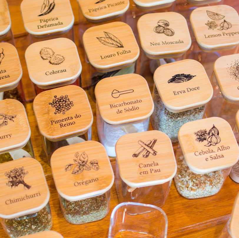 Organiza Gourmet™: Kit 15 Potes de Vidro de 200ml para Temperos (Bandeja Organizadora) (15 Colheres) | FRETE GRÁTIS HOJE!